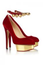Pumps rojos con plataforma dorada y tobilleras con cascabeles